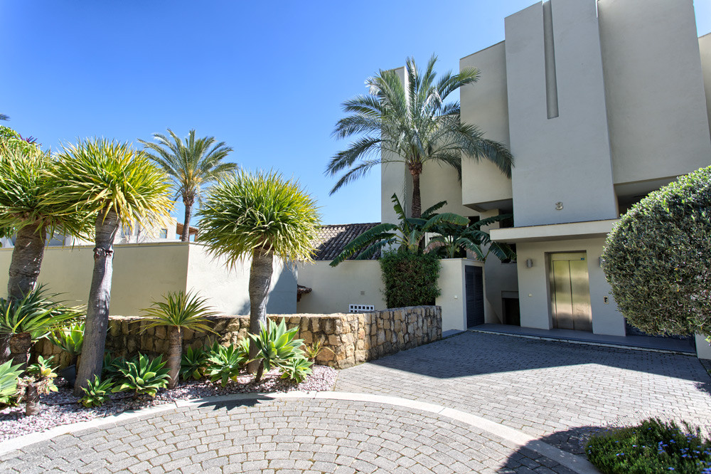 3 Bed Apartment for sale in The Golden Mile Costa Del Sol, Málaga, Spain