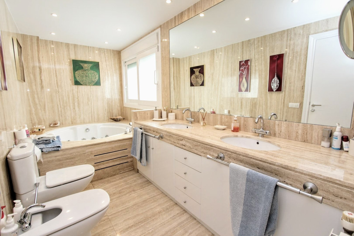 Se vende Villa - Chalet de 6 dormitorios en Costa Del Sol, Málaga, España
