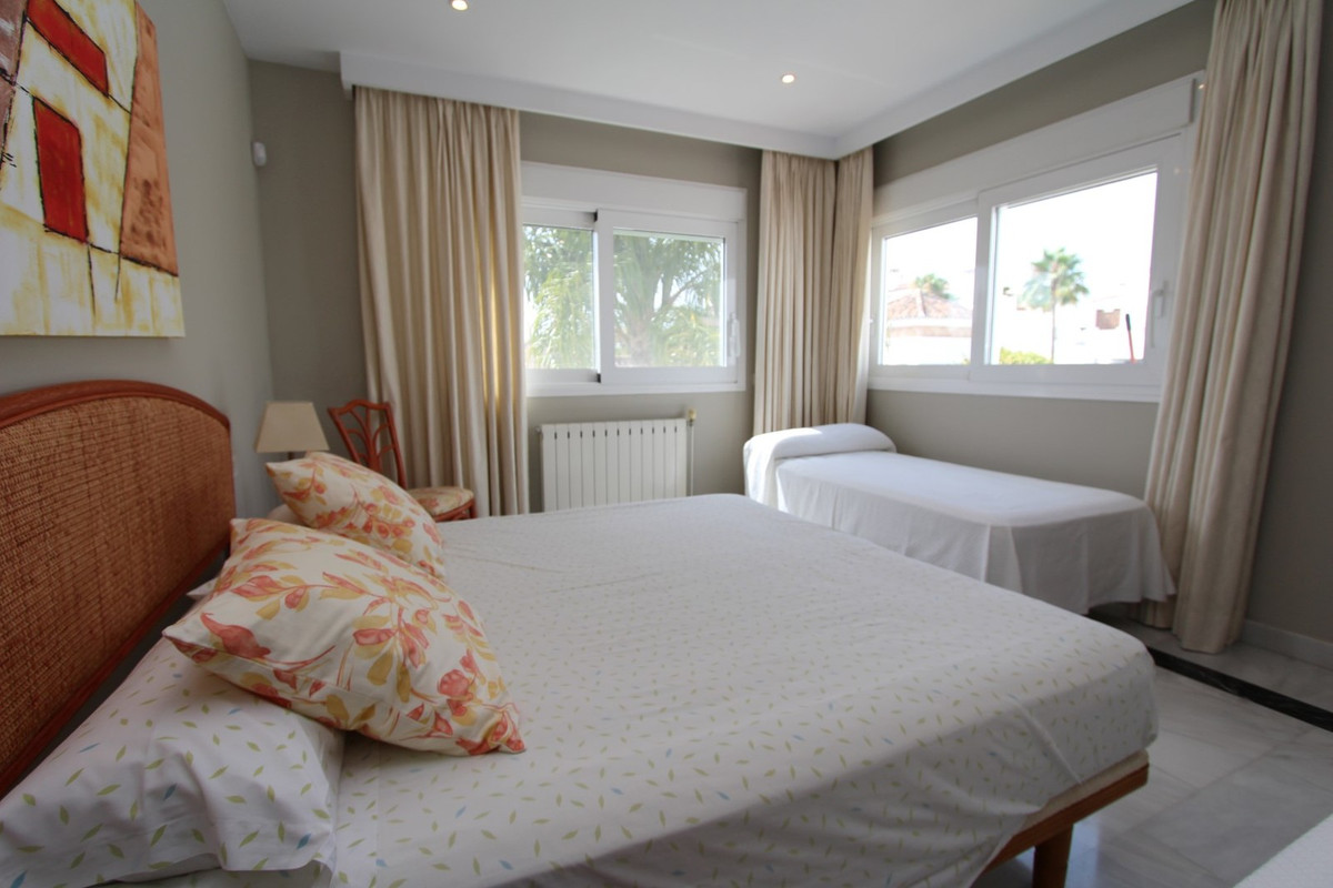 Se vende Villa - Chalet de 6 dormitorios en Costa Del Sol, Málaga, España