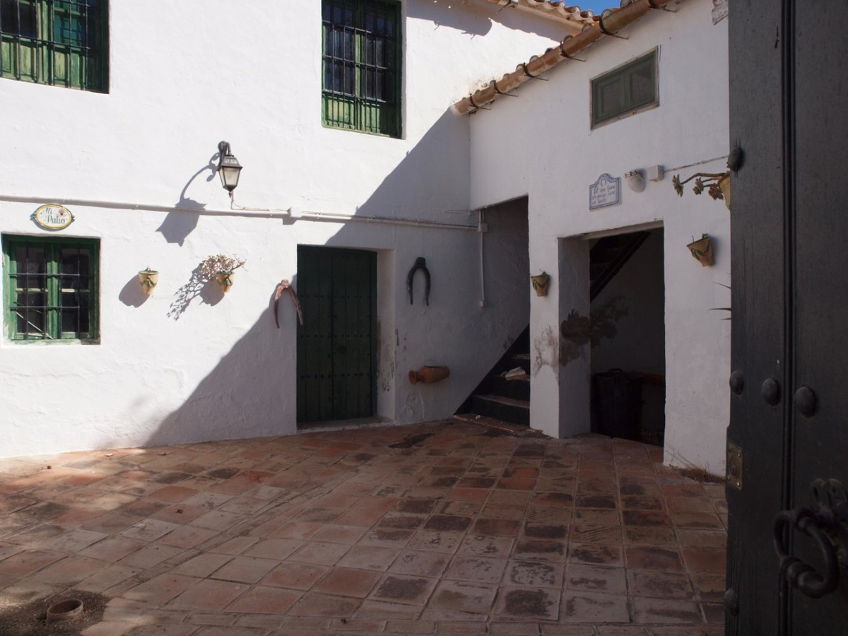 10 Bed Townhouse for sale in Almayate Costa Del Sol East, Málaga, Spain