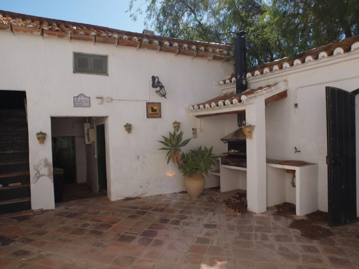 10 Bed Townhouse for sale in Almayate Costa Del Sol East, Málaga, Spain