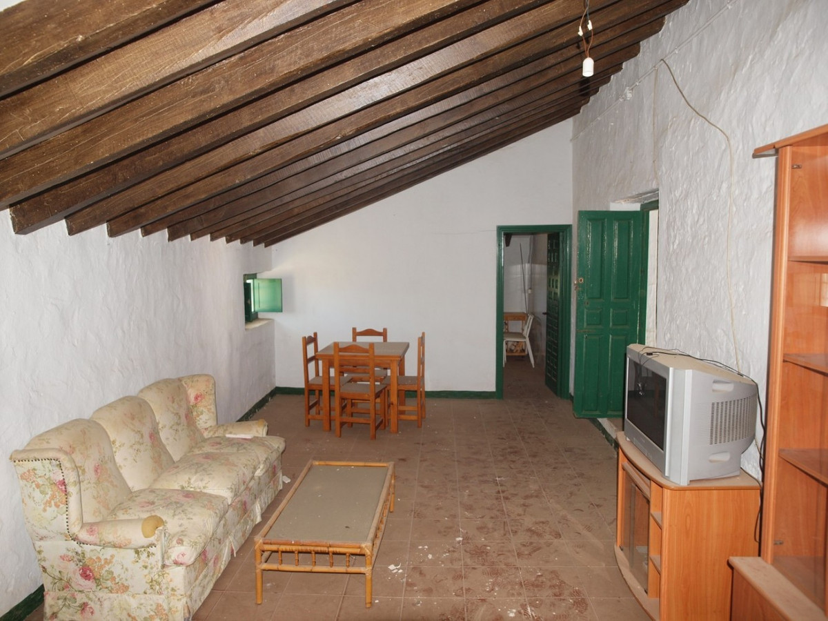10 Bed Townhouse for sale in Almayate Costa Del Sol East, Málaga, Spain