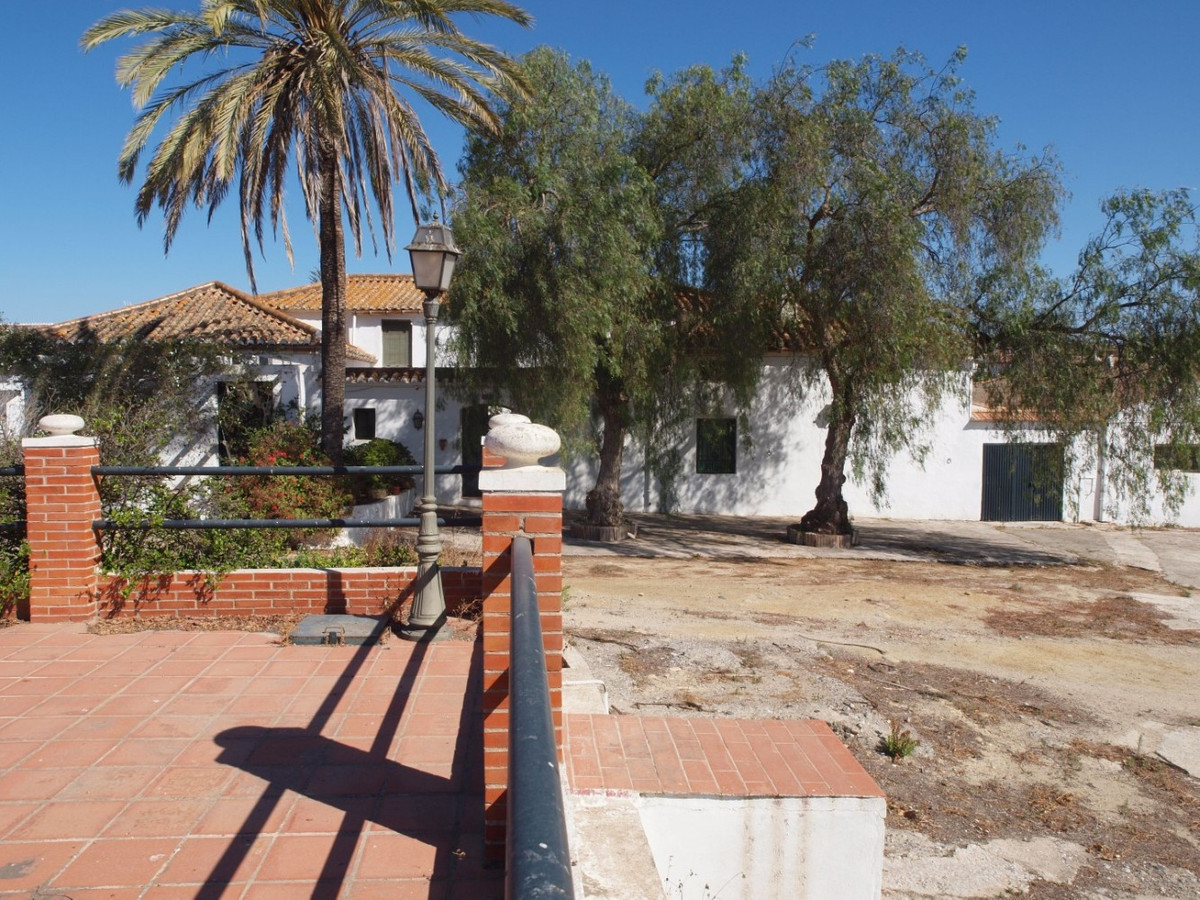 10 Bed Townhouse for sale in Almayate Costa Del Sol East, Málaga, Spain