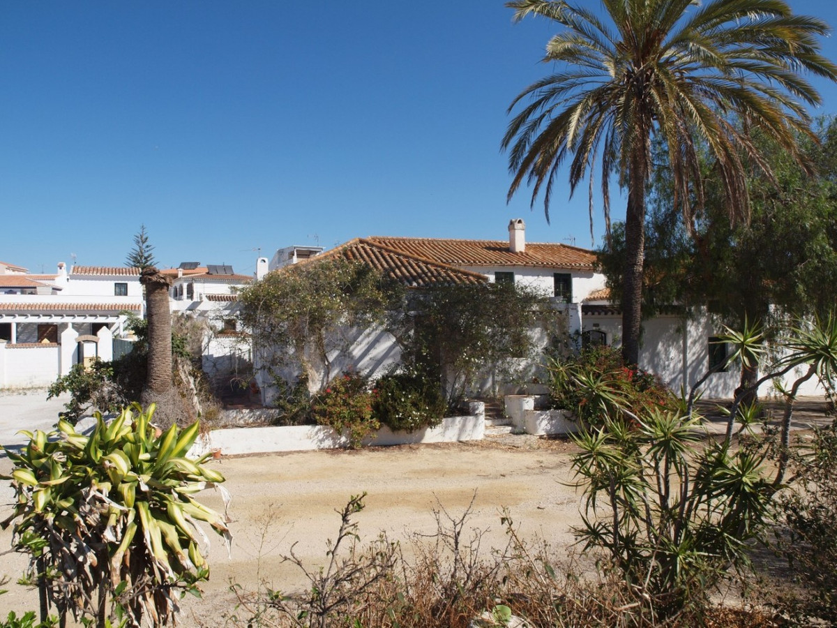 10 Bed Townhouse for sale in Almayate Costa Del Sol East, Málaga, Spain