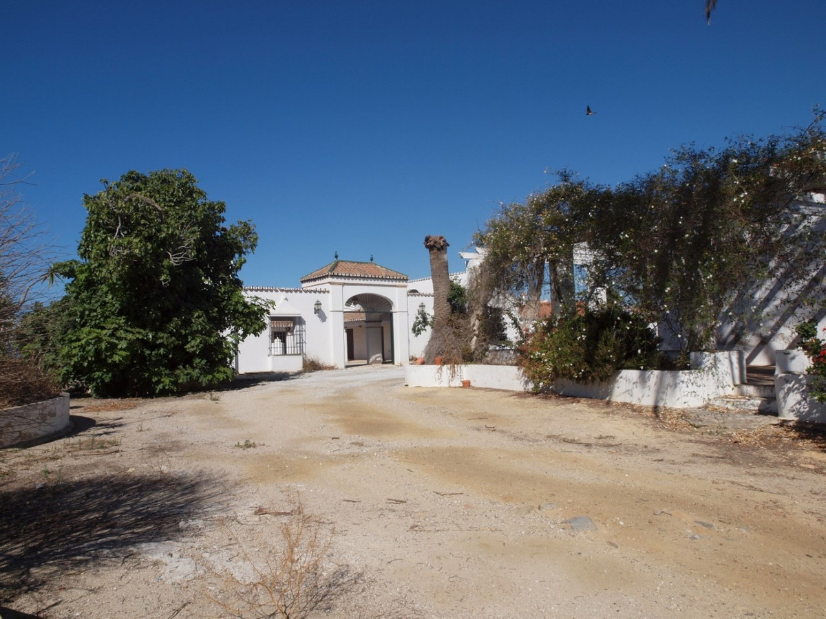 10 Bed Townhouse for sale in Almayate Costa Del Sol East, Málaga, Spain