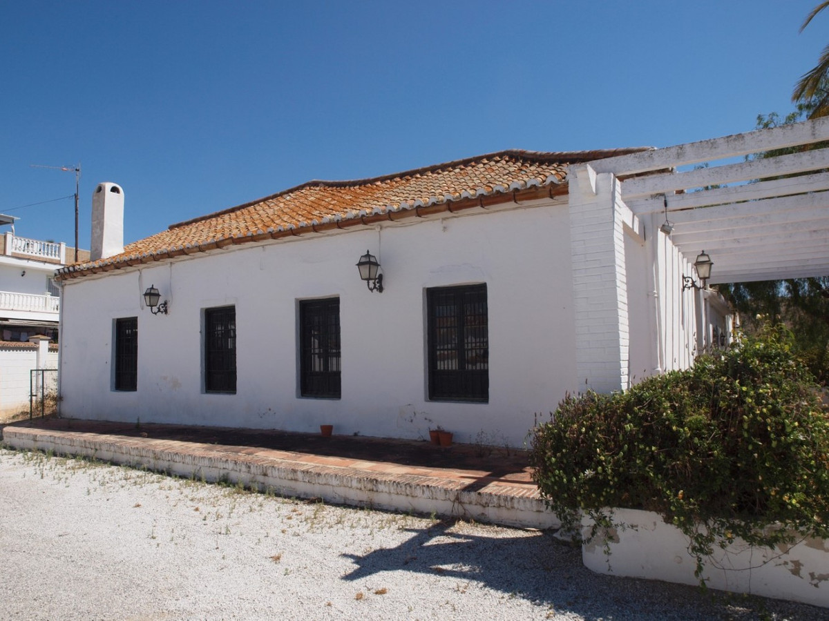 10 Bed Townhouse for sale in Almayate Costa Del Sol East, Málaga, Spain