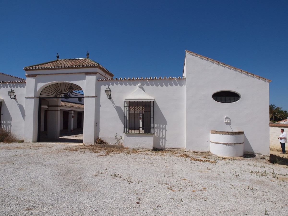10 Bed Townhouse for sale in Almayate Costa Del Sol East, Málaga, Spain