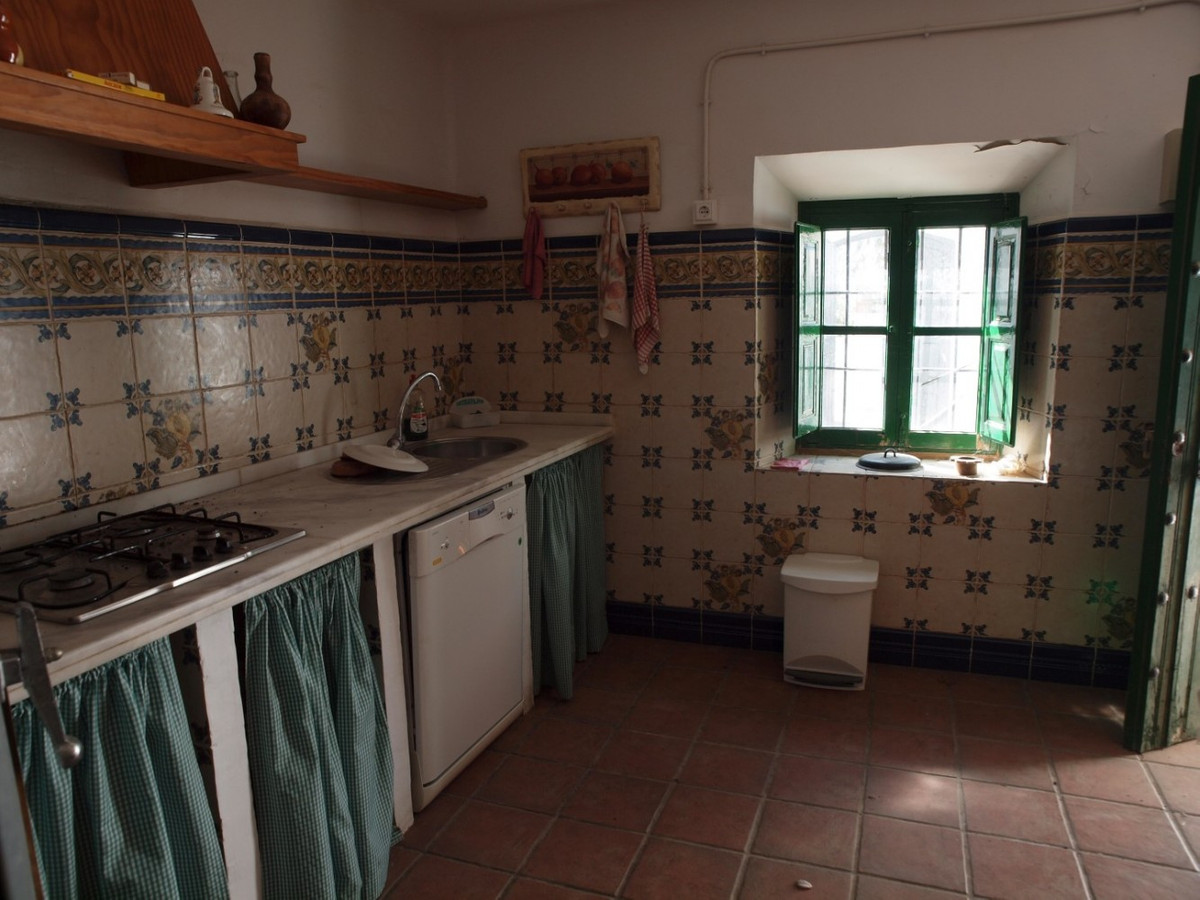 10 Bed Townhouse for sale in Almayate Costa Del Sol East, Málaga, Spain