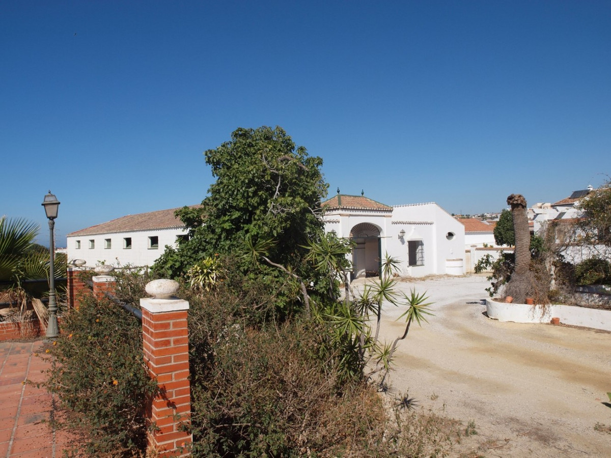 10 Bed Townhouse for sale in Almayate Costa Del Sol East, Málaga, Spain