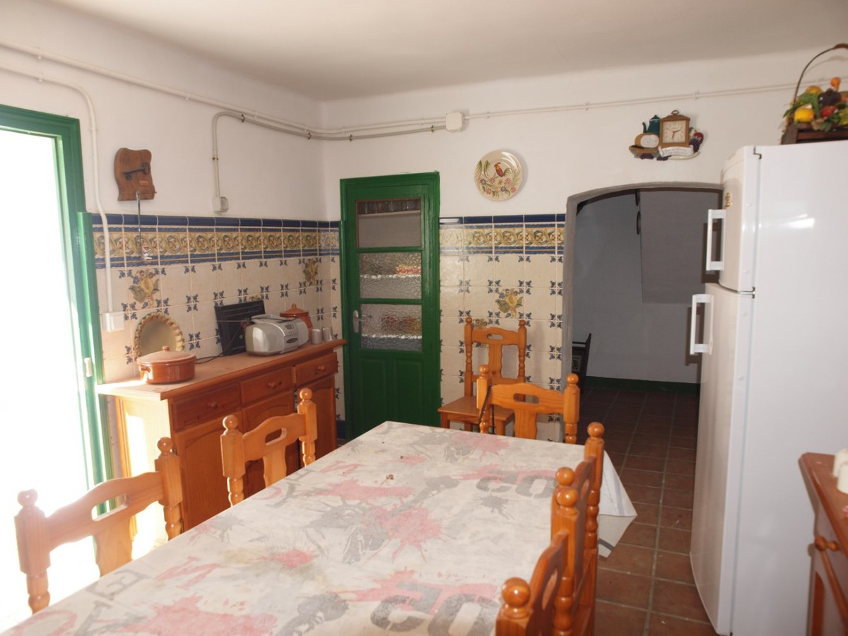 10 Bed Townhouse for sale in Almayate Costa Del Sol East, Málaga, Spain