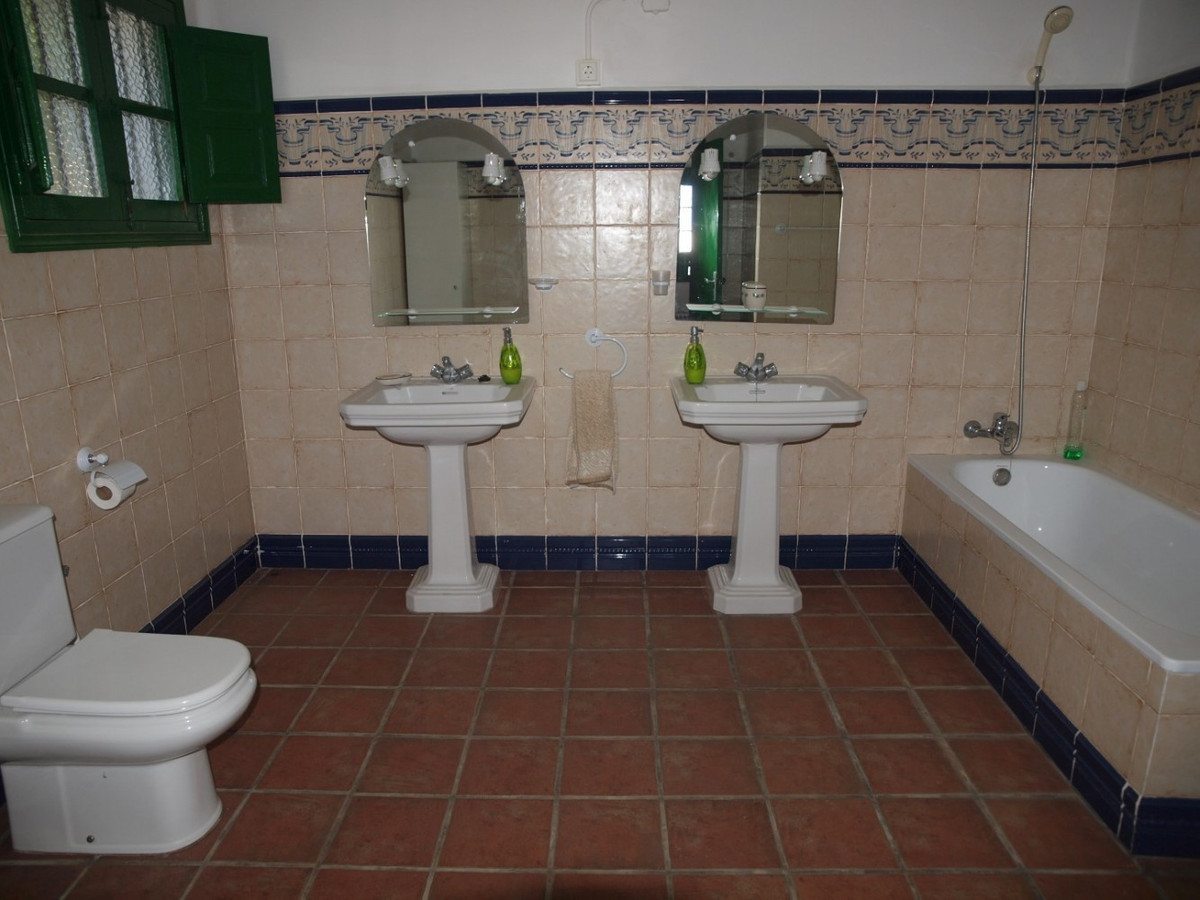 10 Bed Townhouse for sale in Almayate Costa Del Sol East, Málaga, Spain