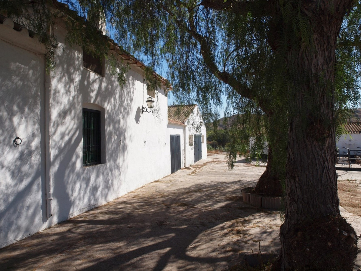 10 Bed Townhouse for sale in Almayate Costa Del Sol East, Málaga, Spain