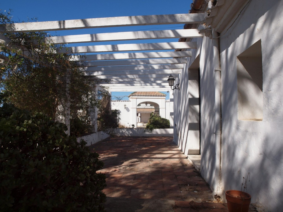 10 Bed Townhouse for sale in Almayate Costa Del Sol East, Málaga, Spain