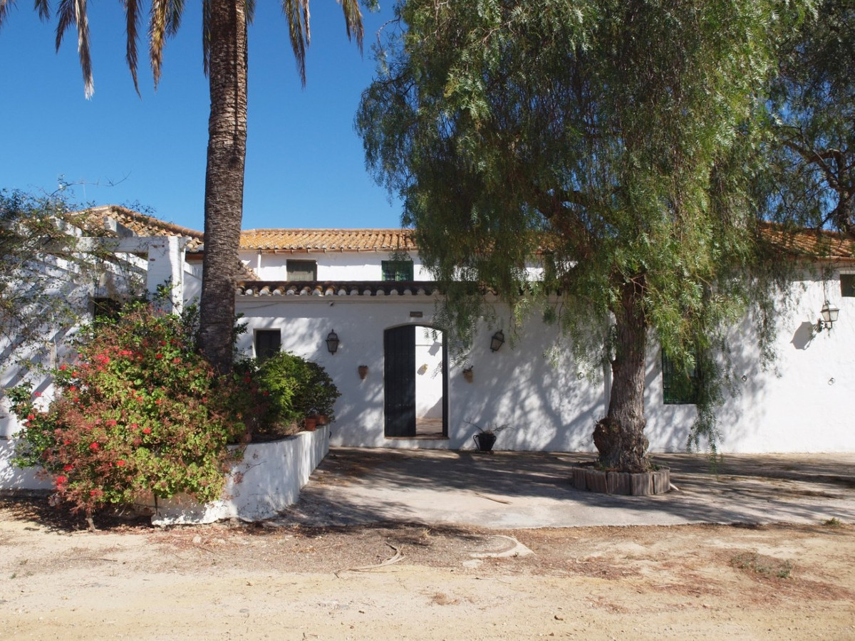10 Bed Townhouse for sale in Almayate Costa Del Sol East, Málaga, Spain
