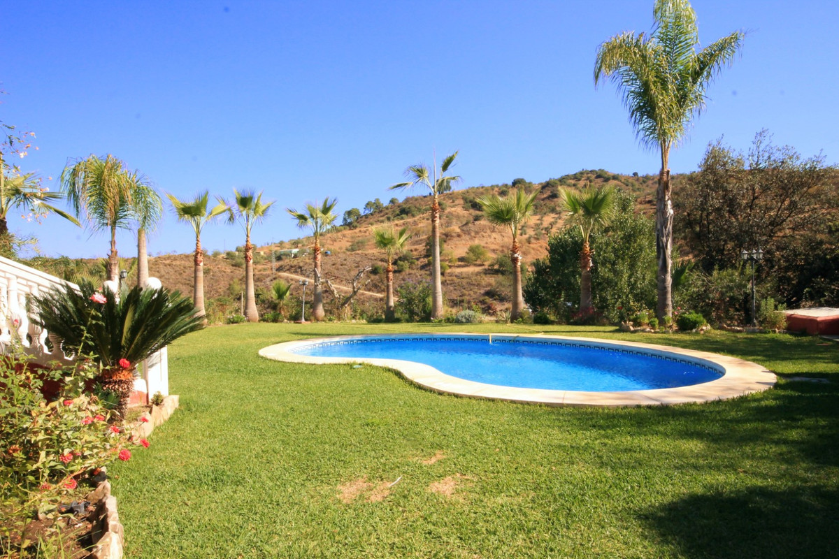 5 Bed Townhouse for sale in Monda Costa Del Sol, Málaga, Spain