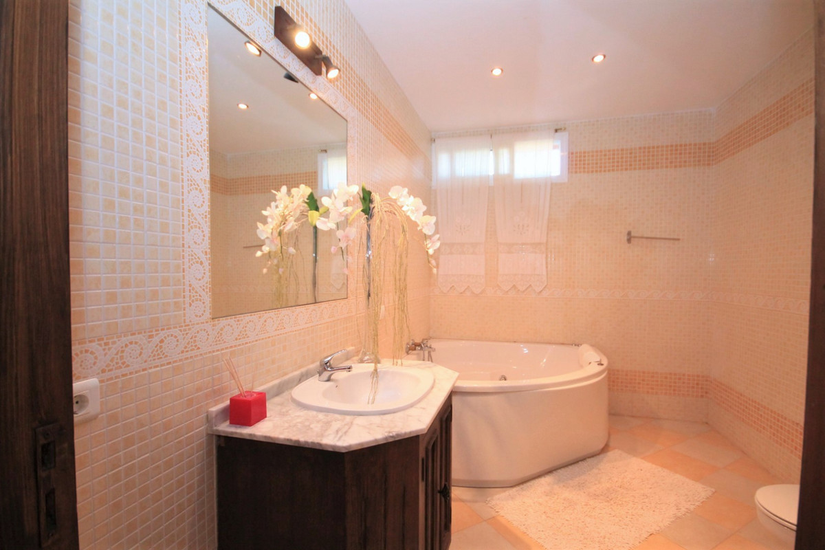 5 Bed Townhouse for sale in Monda Costa Del Sol, Málaga, Spain