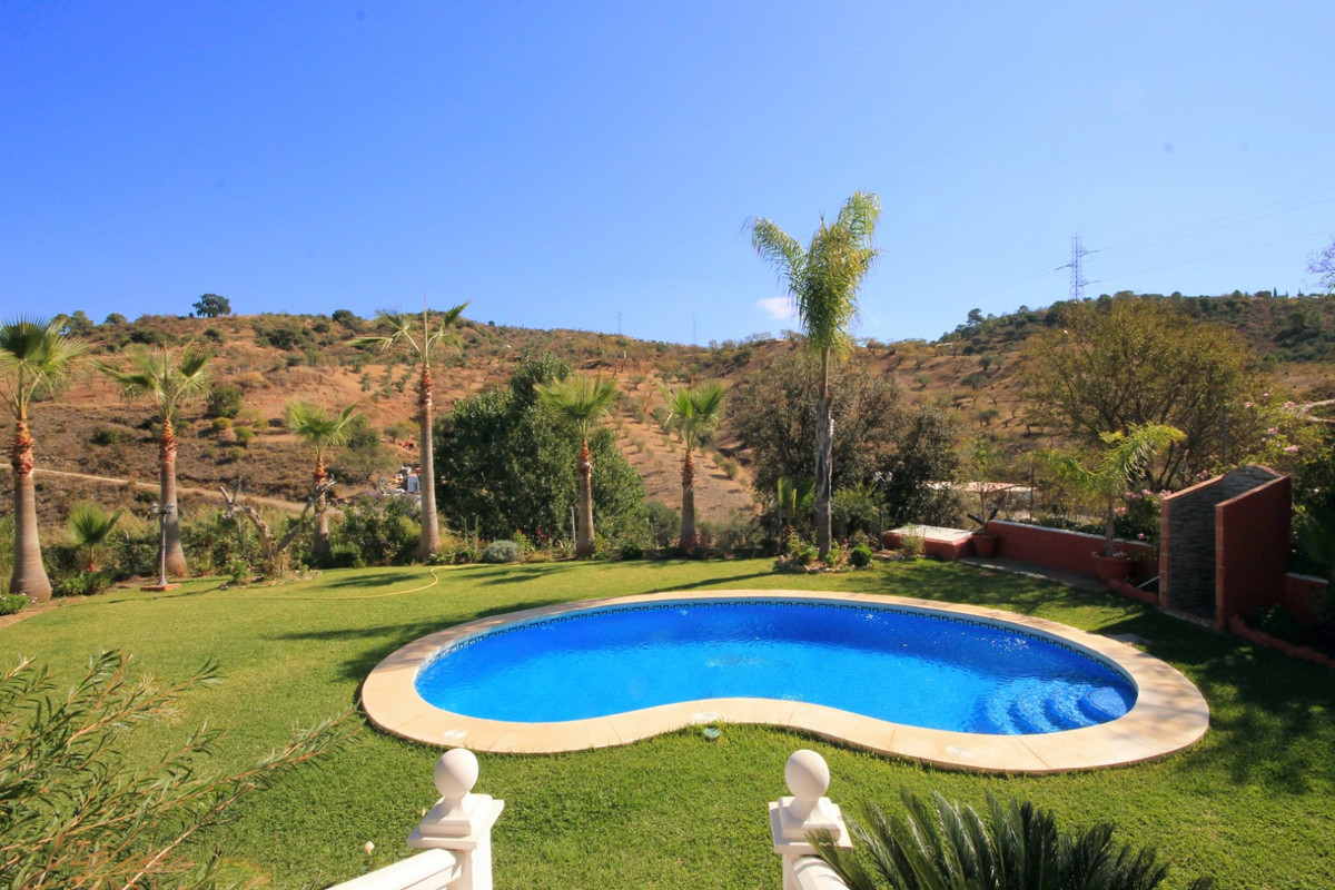 5 Bed Townhouse for sale in Monda Costa Del Sol, Málaga, Spain