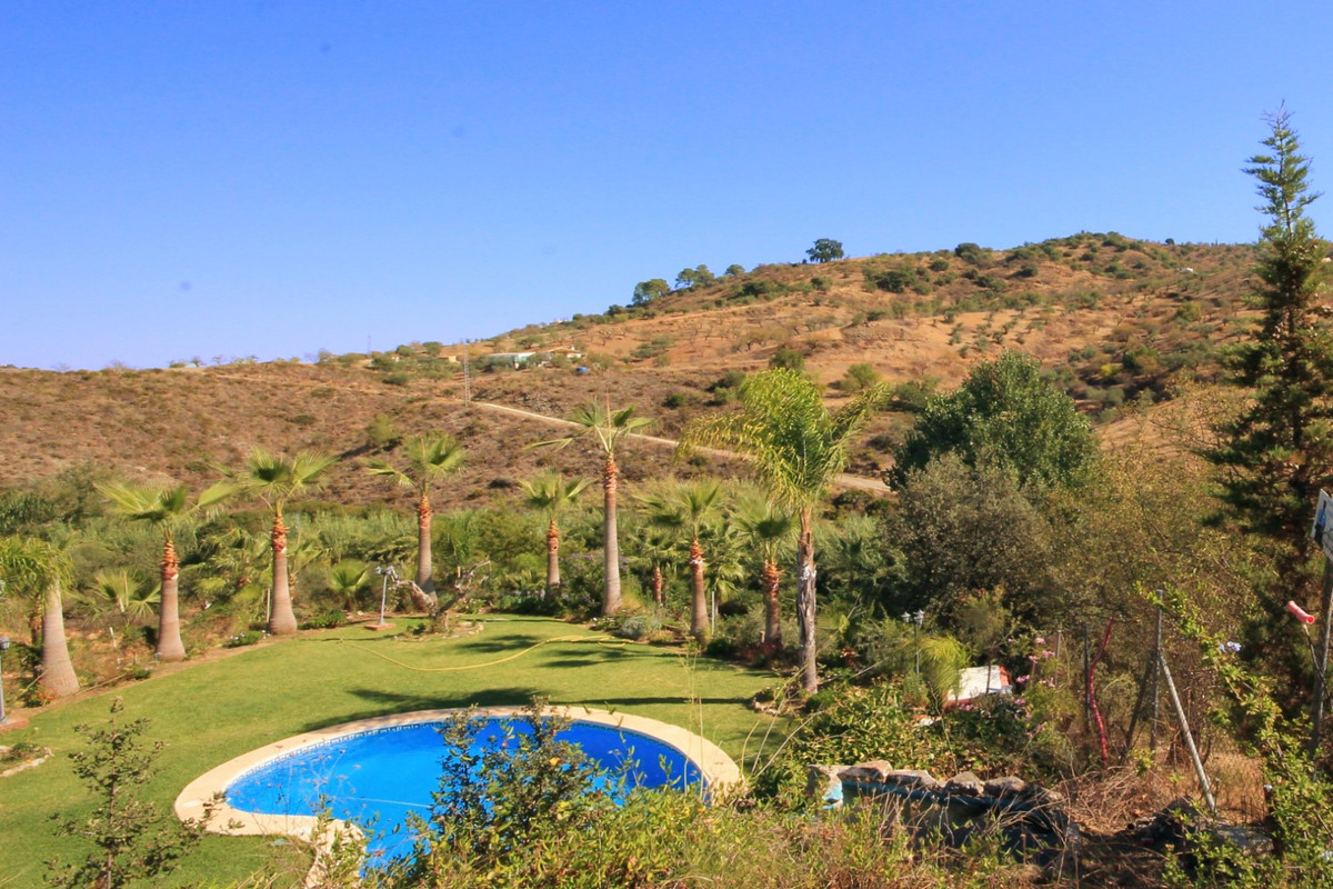 5 Bed Townhouse for sale in Monda Costa Del Sol, Málaga, Spain