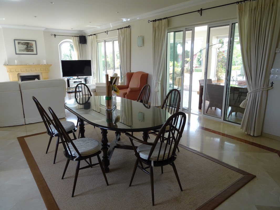 Se vende Villa - Chalet de 4 dormitorios en Costa Del Sol, Cadiz, España