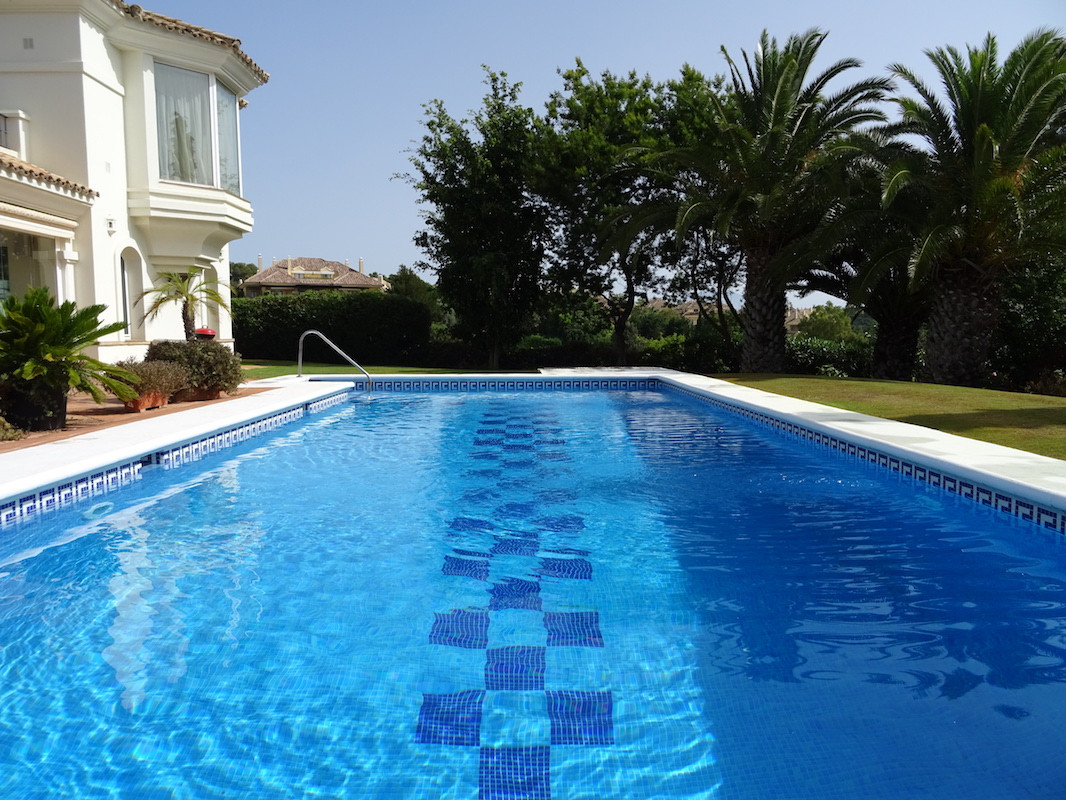 Se vende Villa - Chalet de 4 dormitorios en Costa Del Sol, Cadiz, España