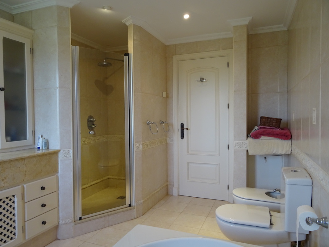 Se vende Villa - Chalet de 4 dormitorios en Costa Del Sol, Cadiz, España