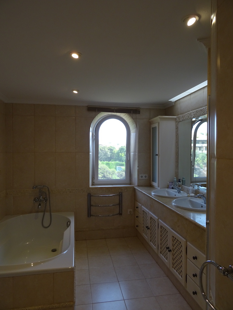 Se vende Villa - Chalet de 4 dormitorios en Costa Del Sol, Cadiz, España