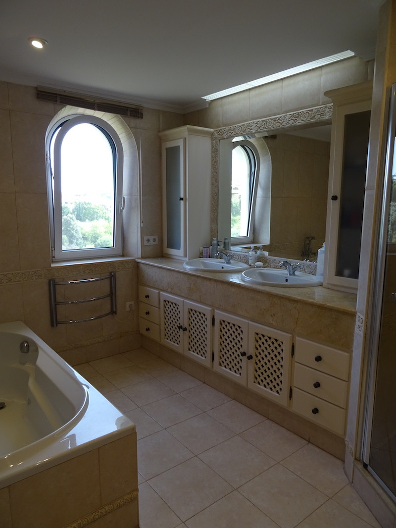 Se vende Villa - Chalet de 4 dormitorios en Costa Del Sol, Cadiz, España