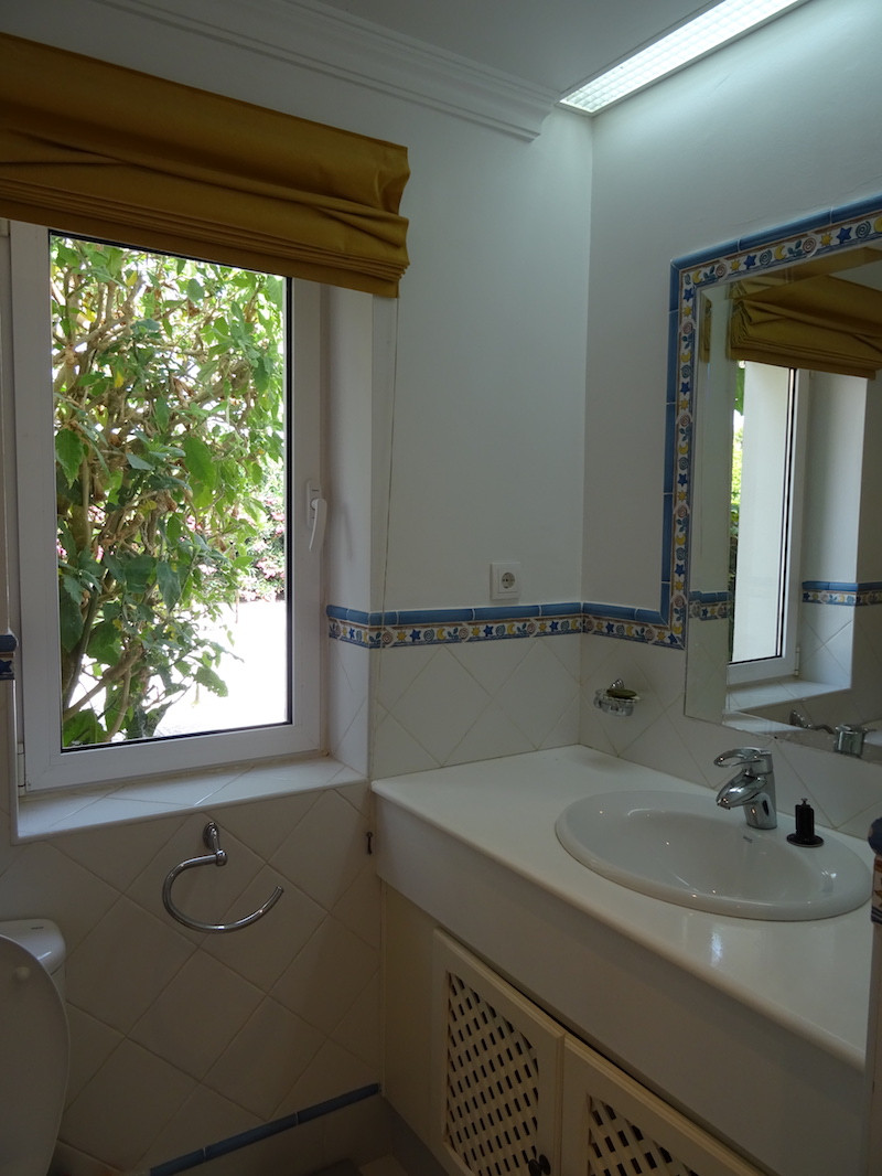 Se vende Villa - Chalet de 4 dormitorios en Costa Del Sol, Cadiz, España