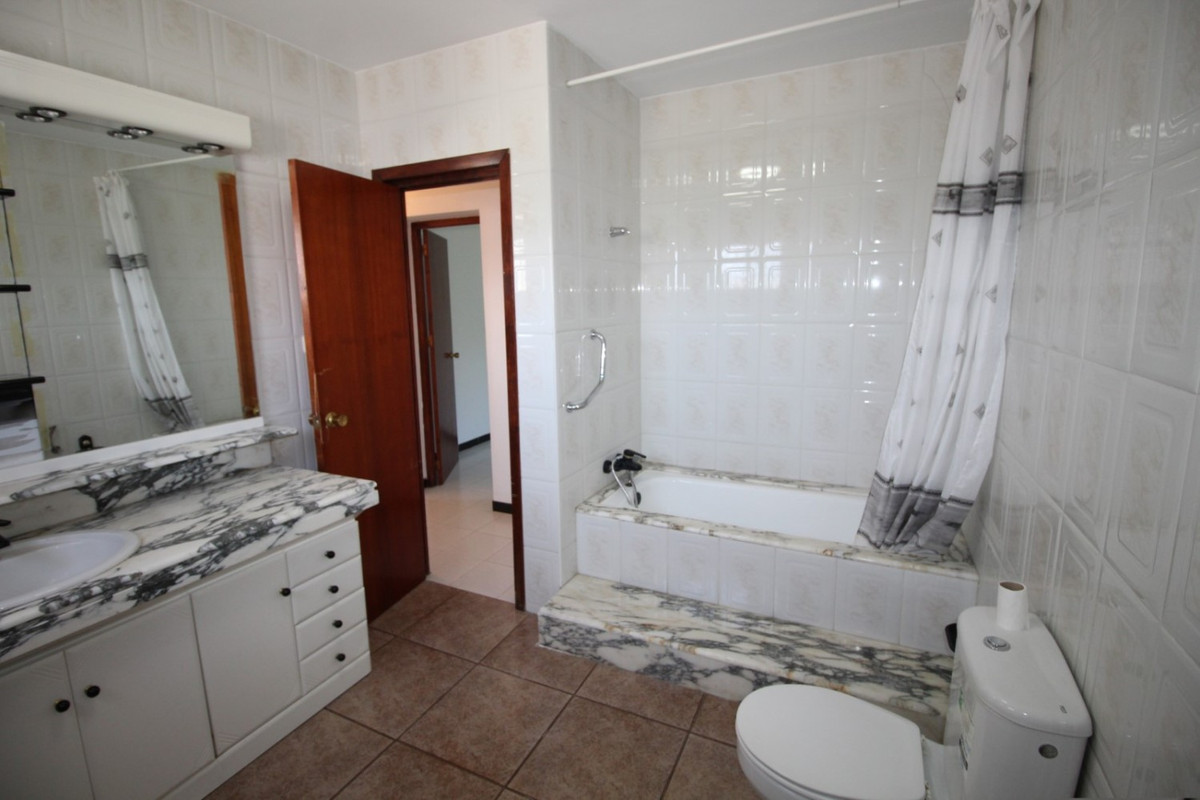 Se vende Finca - Cortijo de 3 dormitorios en Costa Del Sol East, Málaga, España