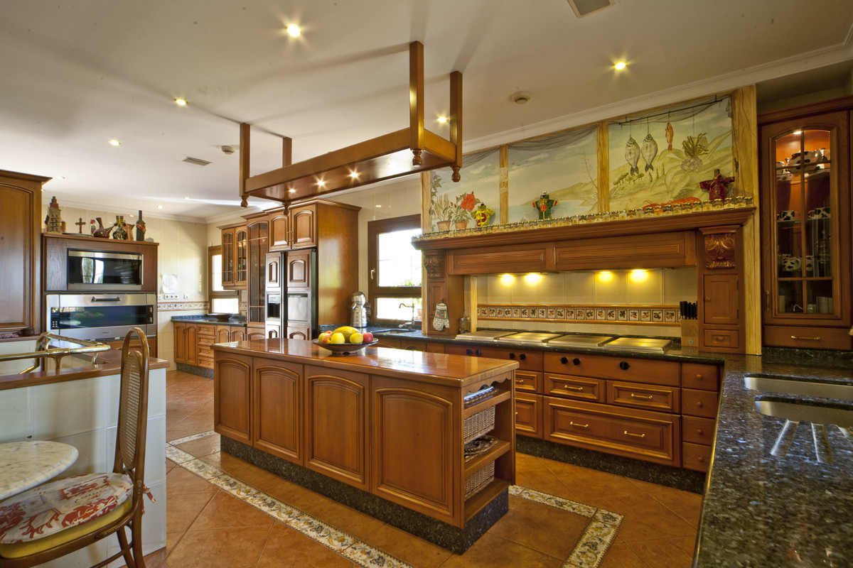 7 Bed Townhouse for sale in Puerto Banús Costa Del Sol, Málaga, Spain