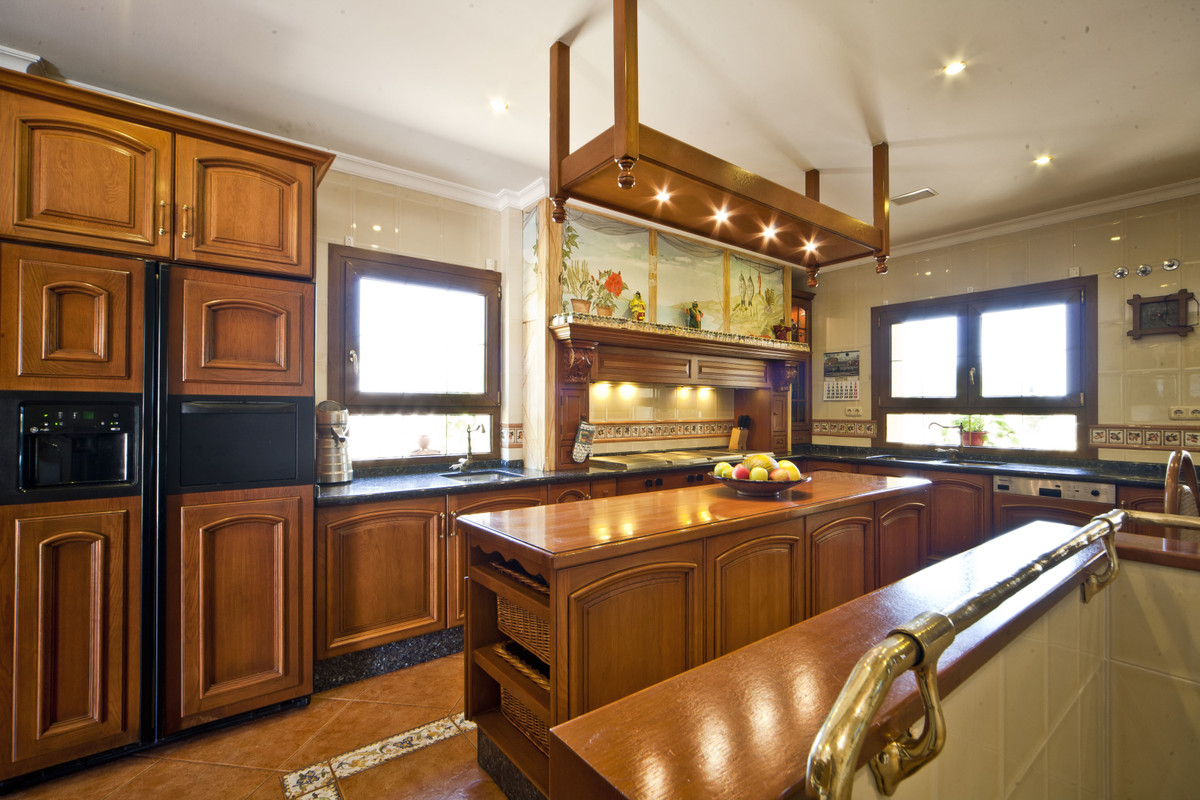7 Bed Townhouse for sale in Puerto Banús Costa Del Sol, Málaga, Spain