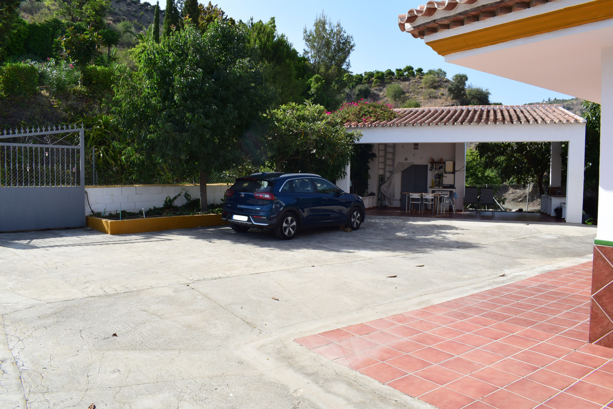 4 Bed Townhouse for sale in Vélezmálaga Costa Del Sol East, Málaga, Spain