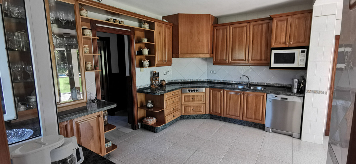 5 Bed Townhouse for sale in Estepona Costa Del Sol, Málaga, Spain