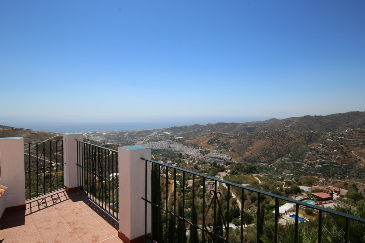 3 Bed Townhouse for sale in Torrox Costa Del Sol East, Málaga, Spain