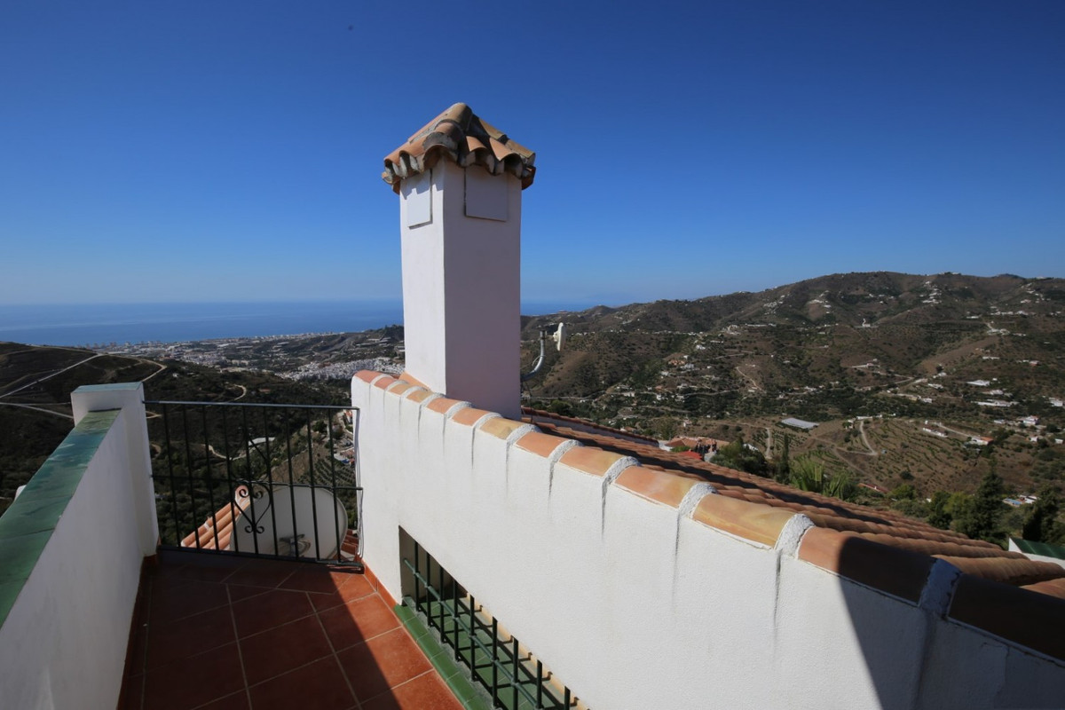 3 Bed Townhouse for sale in Torrox Costa Del Sol East, Málaga, Spain