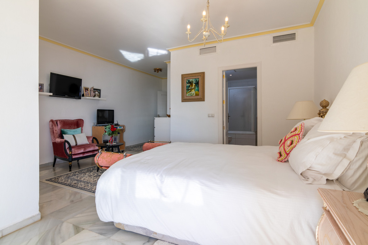 4 Bed Apartment for sale in Fuengirola Costa Del Sol, Málaga, Spain