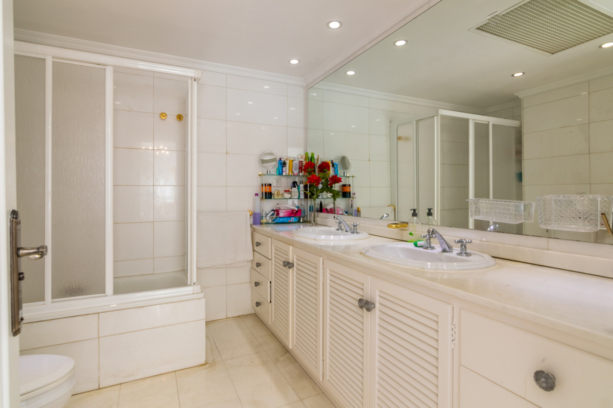 4 Bed Apartment for sale in Fuengirola Costa Del Sol, Málaga, Spain