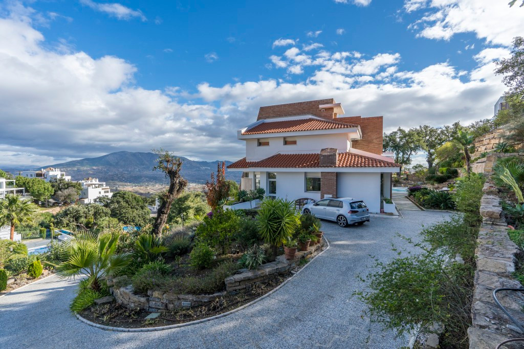 5 Bed Townhouse for sale in La Mairena Costa Del Sol, Málaga, Spain
