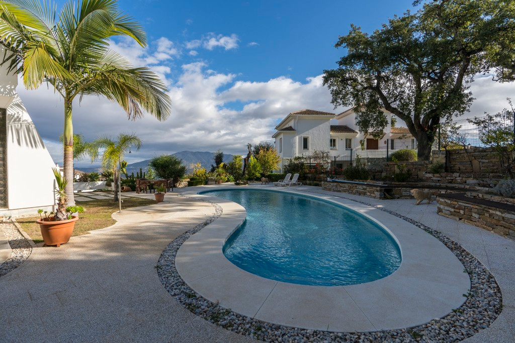 5 Bed Townhouse for sale in La Mairena Costa Del Sol, Málaga, Spain