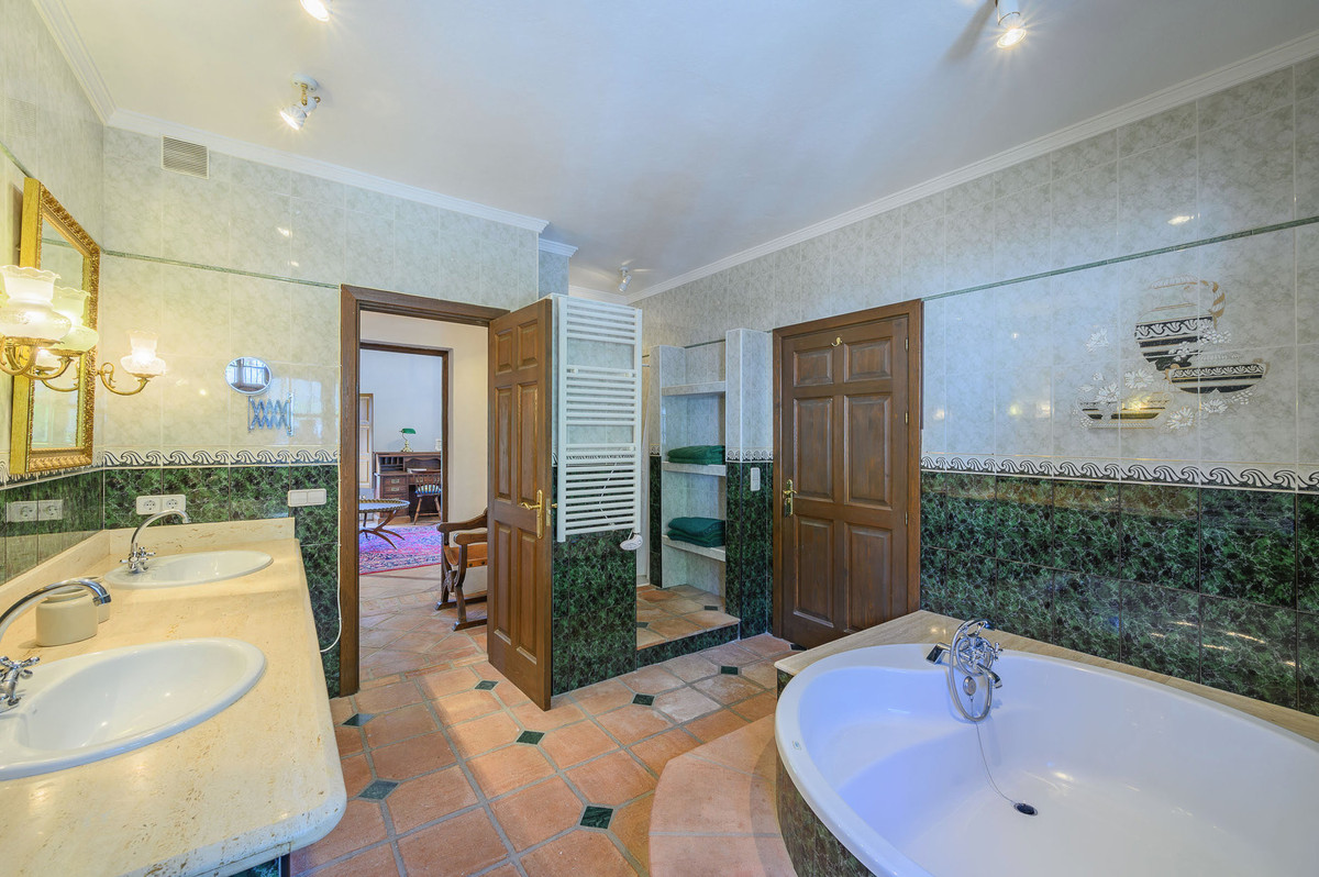 Se vende Villa - Chalet de 8 dormitorios en Costa Del Sol, Málaga, España