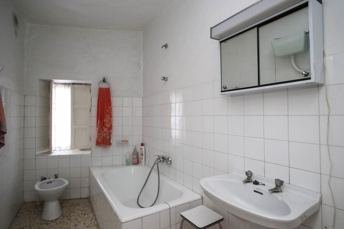 6 Bed Commercial unit for sale in Tolox Costa Del Sol, Málaga, Spain
