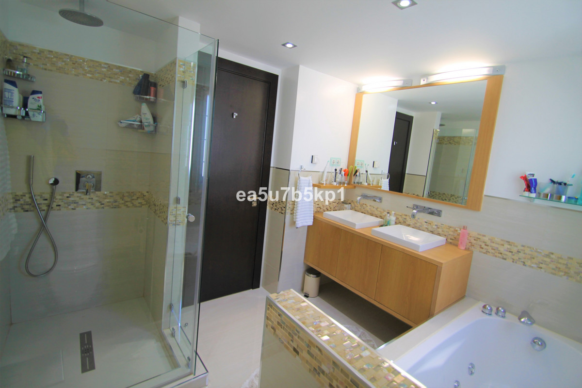 3 Bed Apartment for sale in Benahavís Costa Del Sol, Málaga, Spain