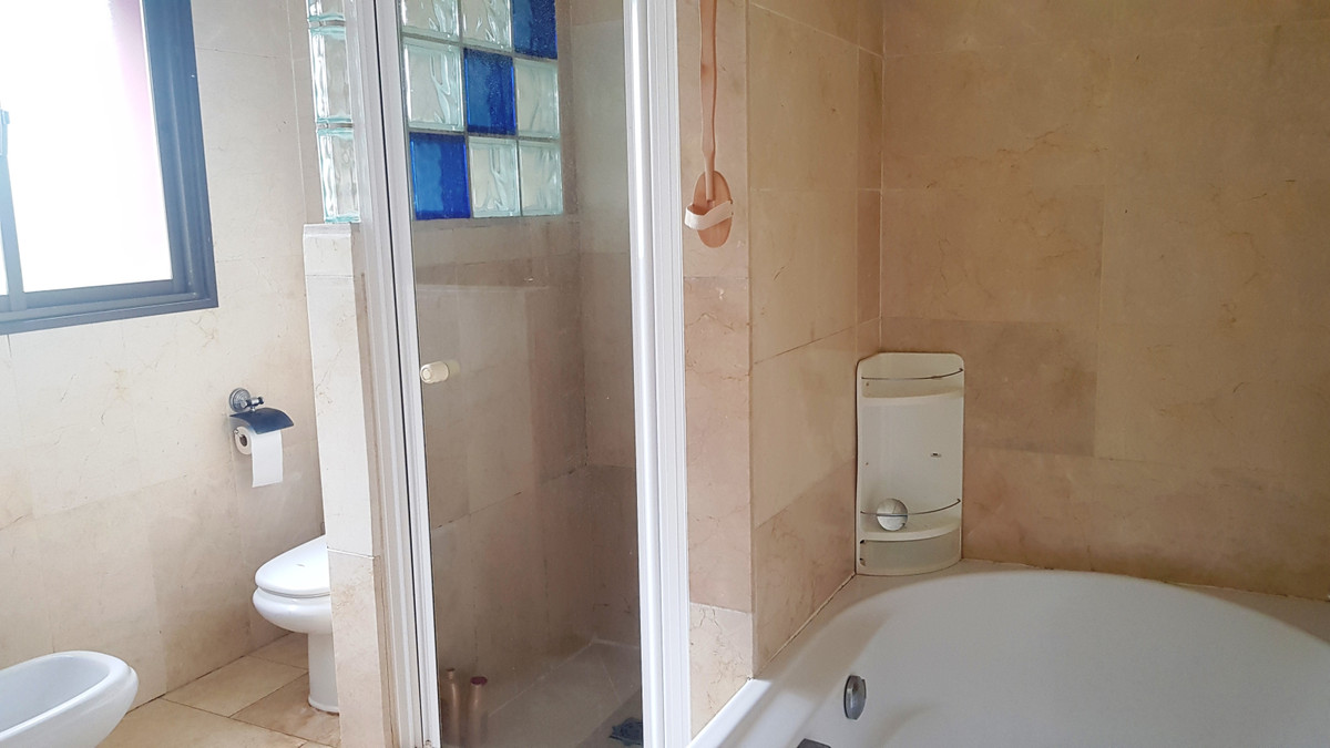 Se vende Villa - Chalet de 5 dormitorios en Costa Del Sol, Málaga, España