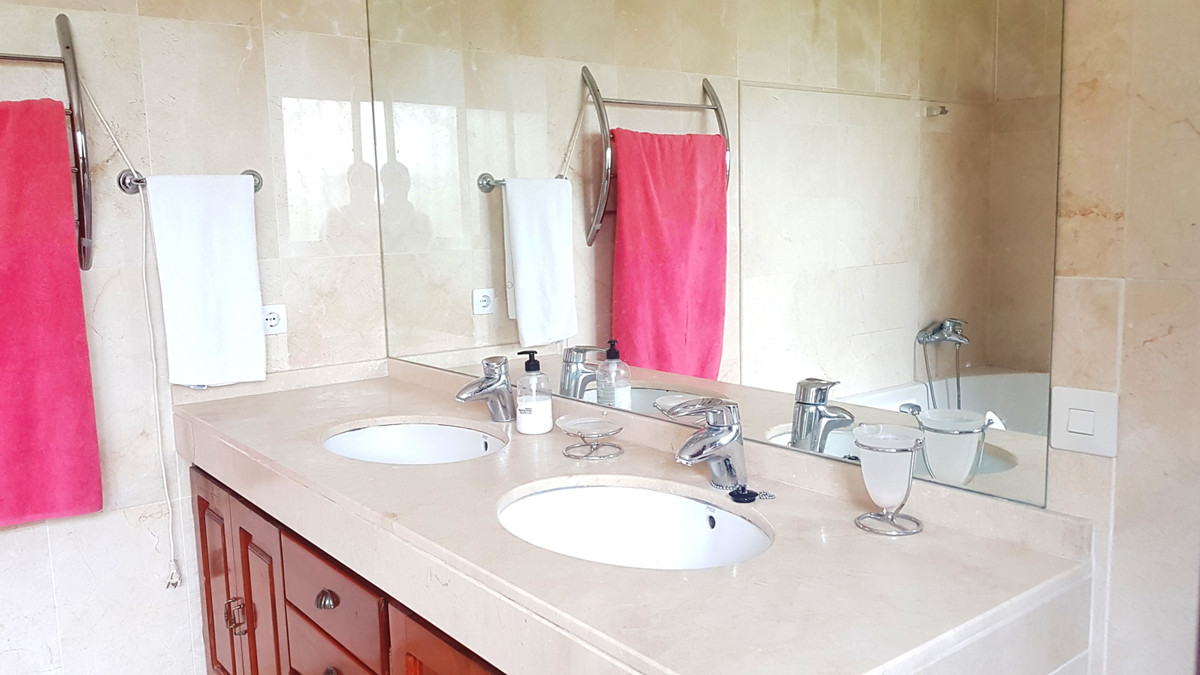 Se vende Villa - Chalet de 5 dormitorios en Costa Del Sol, Málaga, España
