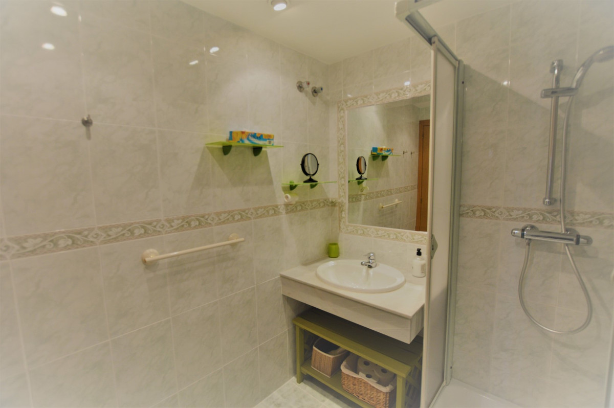 Se vende Apartamento Planta Media de 2 dormitorios en Costa Del Sol, Málaga, España