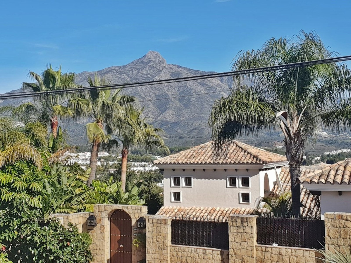 5 Bed Townhouse for sale in Nueva Andalucía Costa Del Sol, Málaga, Spain