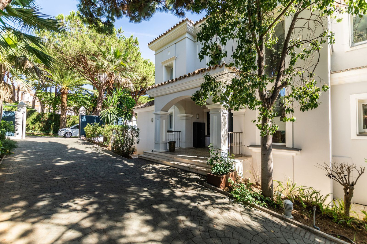 6 Bed Townhouse for sale in Hacienda Las Chapas Costa Del Sol, Málaga, Spain