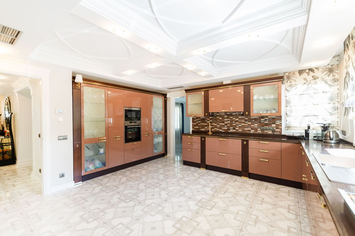 6 Bed Townhouse for sale in Hacienda Las Chapas Costa Del Sol, Málaga, Spain
