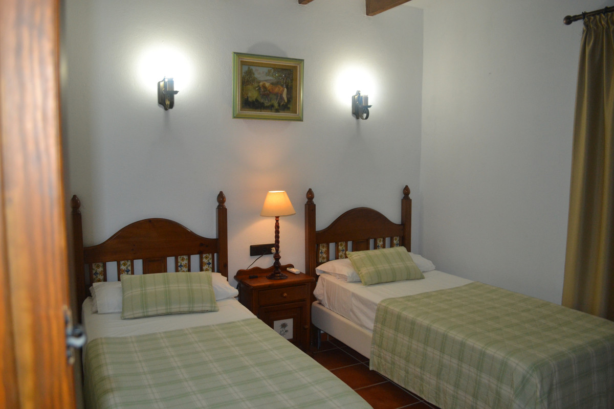 5 Bed Townhouse for sale in Coín Costa Del Sol, Málaga, Spain