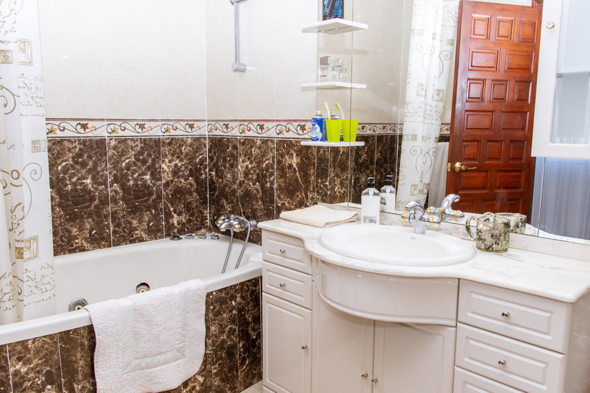 6 Bed Townhouse for sale in Estepona Costa Del Sol, Málaga, Spain